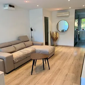 En Avec Piscine, Cinema Apartment